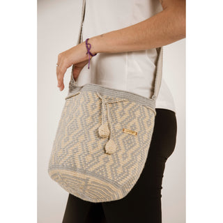 MAKU MOCHILA MEDIANA HILOS DE SEDA